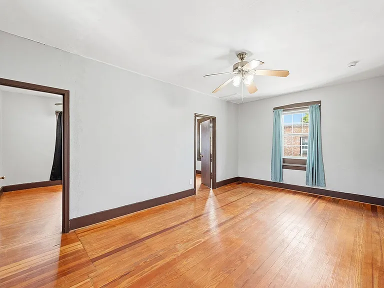 511 W Schirmer St — Photo 28