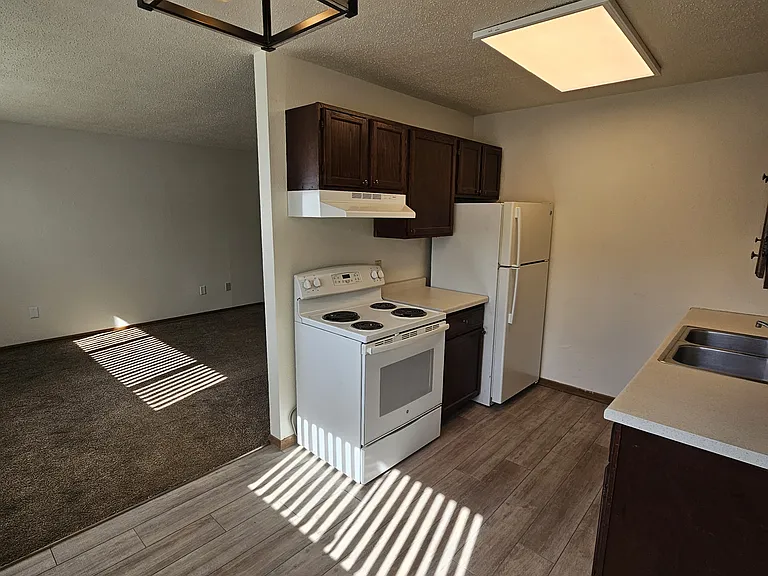 612 5th St E #104 — Photo 4