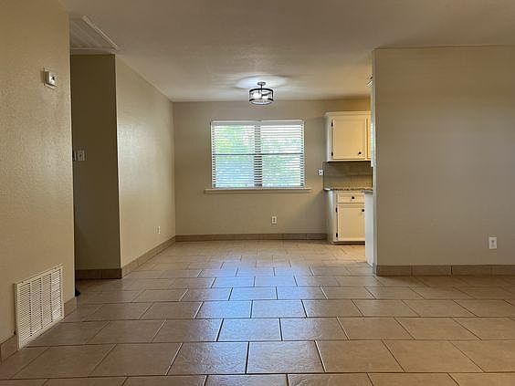 4th image of 3830 Jamaica Dr