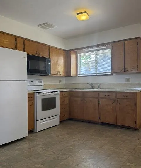 316 NE C St — Photo 8
