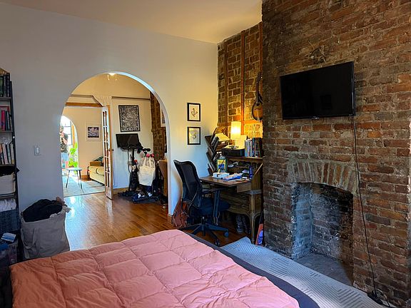 2nd image of 1073 Manhattan Ave #R2