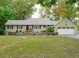 36 Oak Ridge Ln, West Hartford, CT 06107