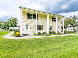 12 Falcon Ln E, Fairport, NY 14450