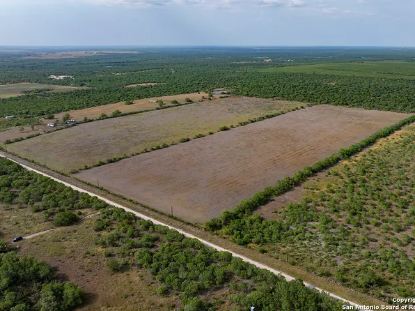 975 CR 445, Campbellton, TX 78008