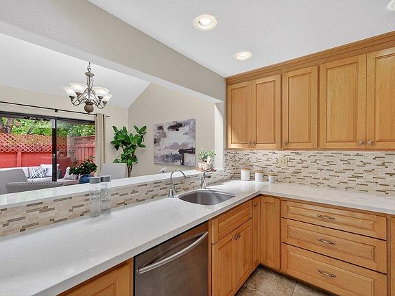 3rd image of 3015 Arlington Dr