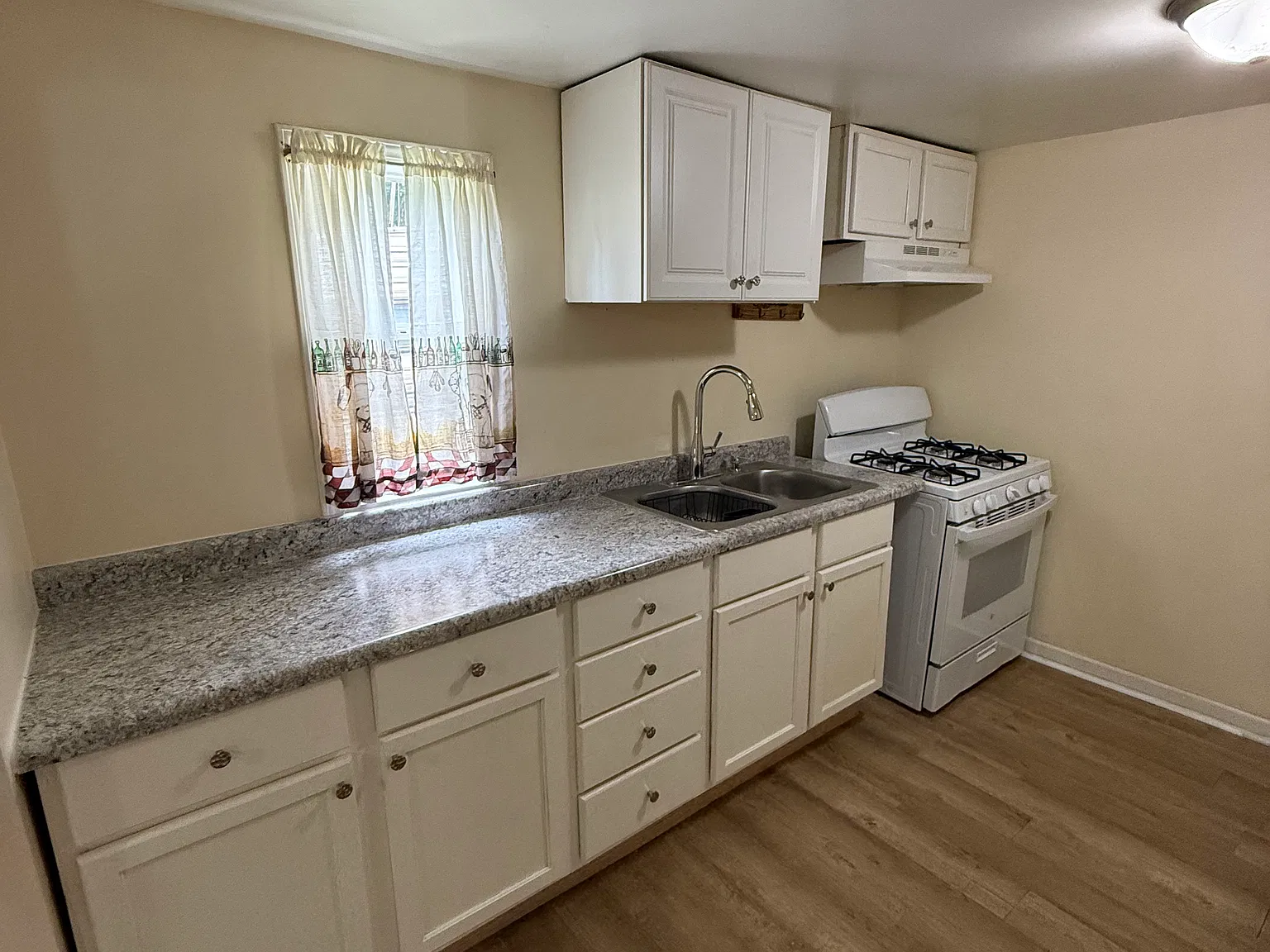 2 bed, 1.5 bath, 900 sqft, $1,000 — Photo 2