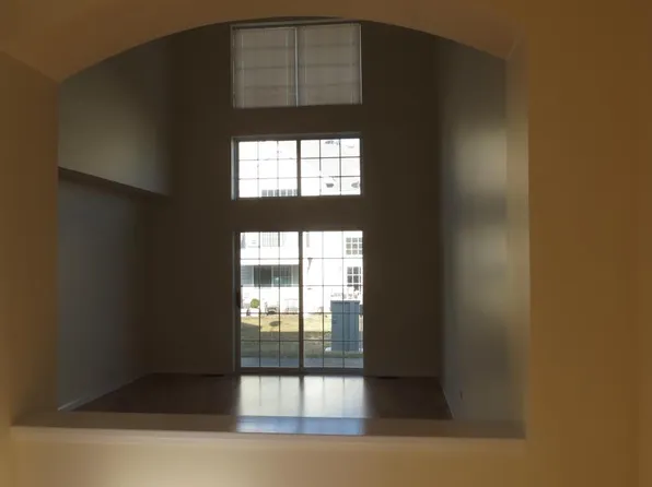 2252 Scott Ln, Aurora, IL 60502