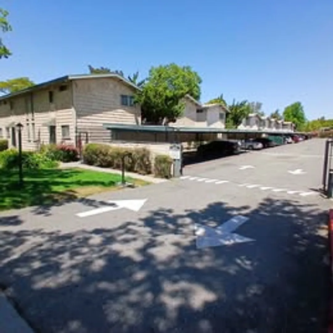 Menclair Apartments — Photo 4
