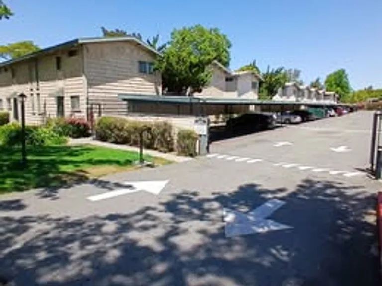 Menclair Apartments — Photo 4