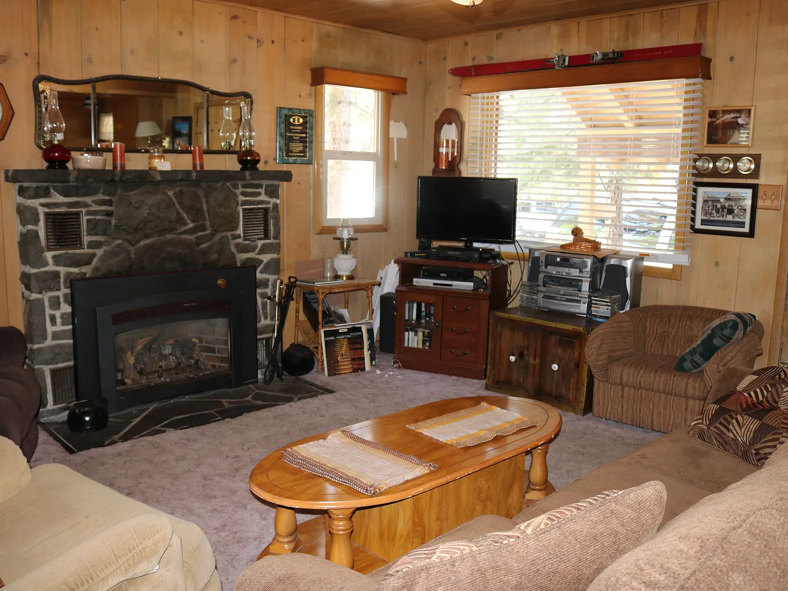 3 bed, 1.5 bath, 1300 sqft, $3,760 — Photo 2