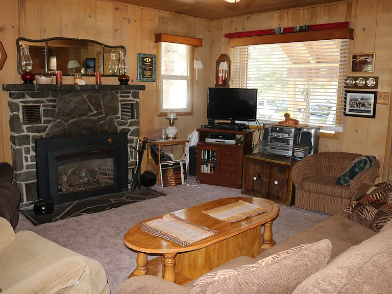 255 Old County Rd — Photo 2