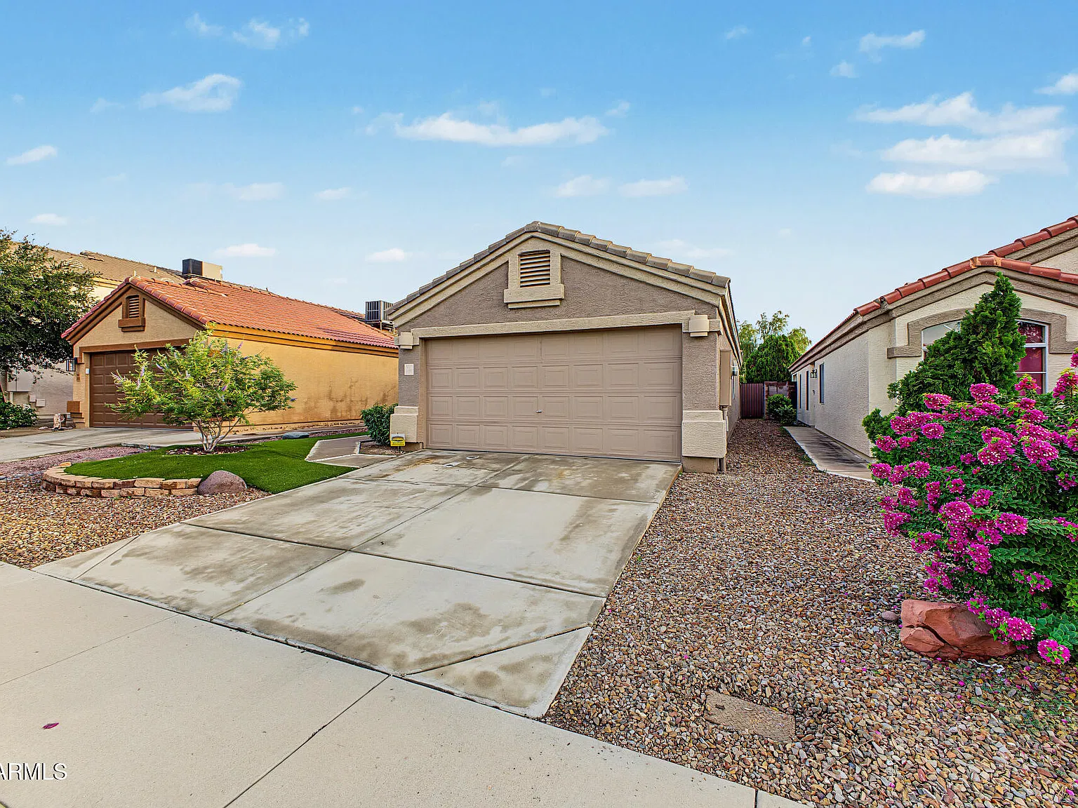 3 bed, 2.0 bath, 1056 sqft, $2,100 — Photo 3