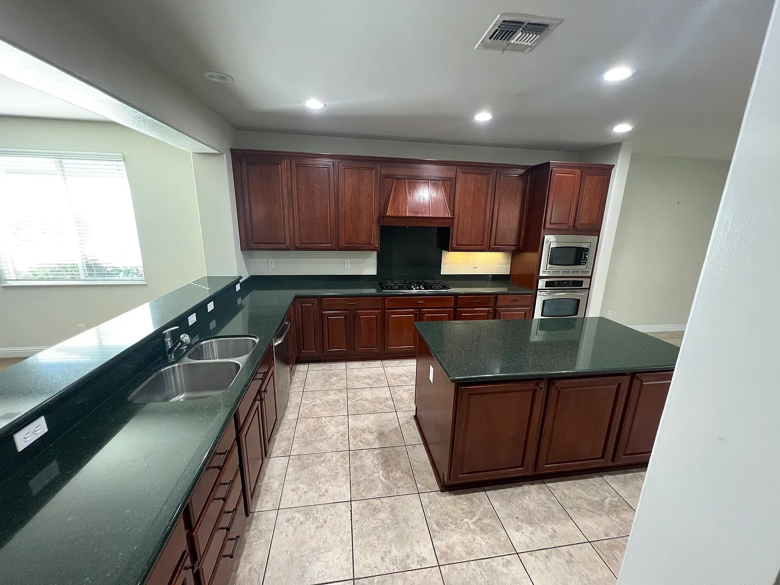 2 bed, 1988 sqft, $2,750 — Photo 2