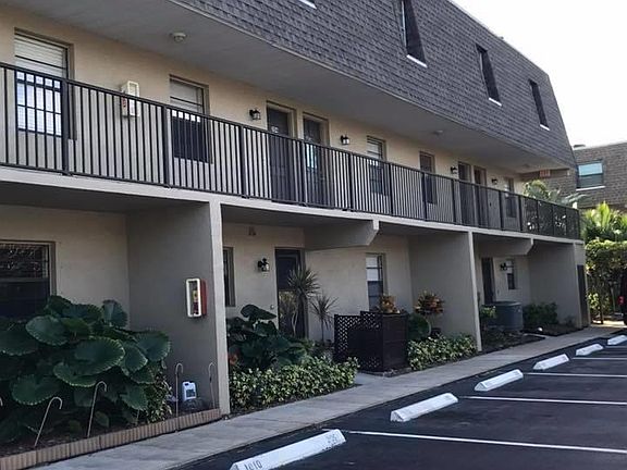 4th image of 1010 Pine Tree Dr #206