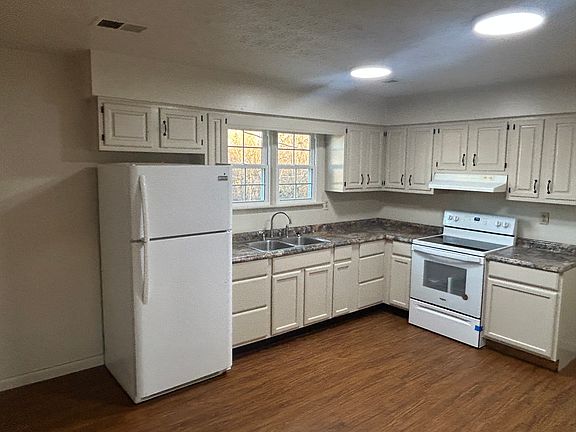 KITCHEN WITH INCLUDED REFRIGERATOR, RANGE AND RANGE HOOD