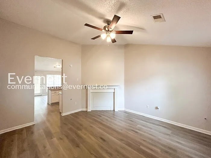 10721 Ridgefield Dr — Photo 2