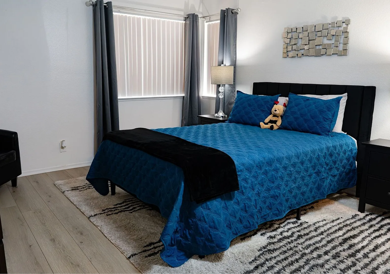 Valencia Apartments — Photo 4
