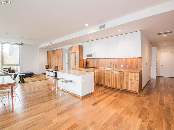 5th image of 2530 SE 26th Ave #306