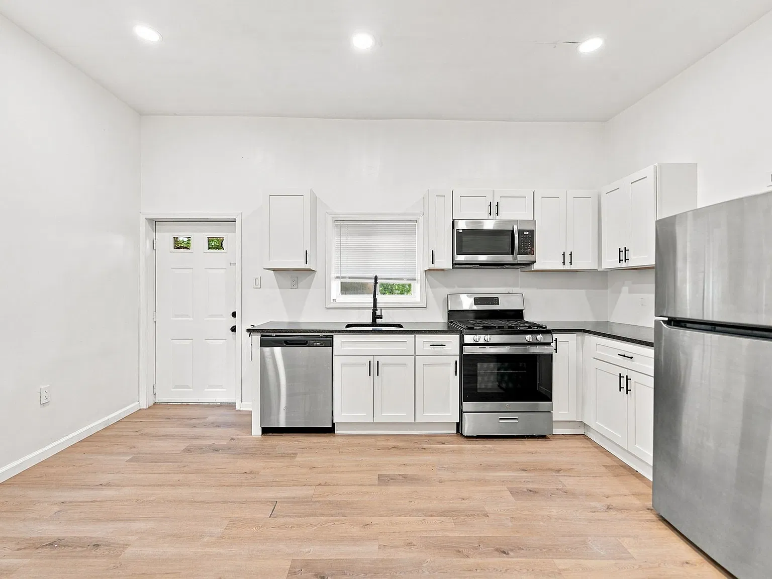 2 bed, $1,650 — Photo 3