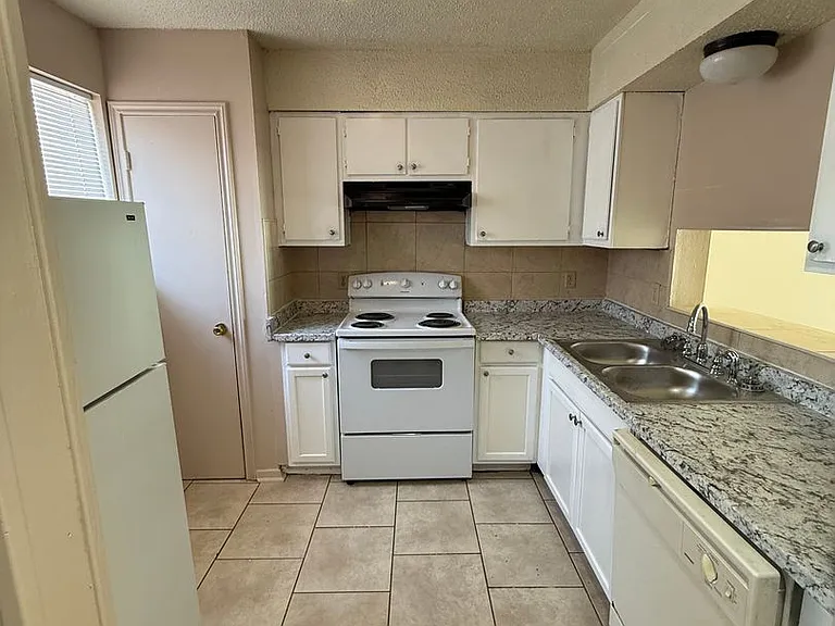 8911-8921 Gsri Ave — Photo 10