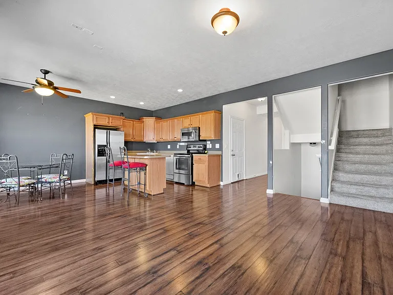 129 E Chandlerpoint Way — Photo 3