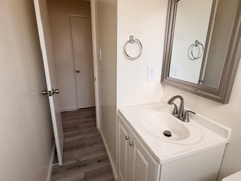 Dixon Townhouse — Photo 14