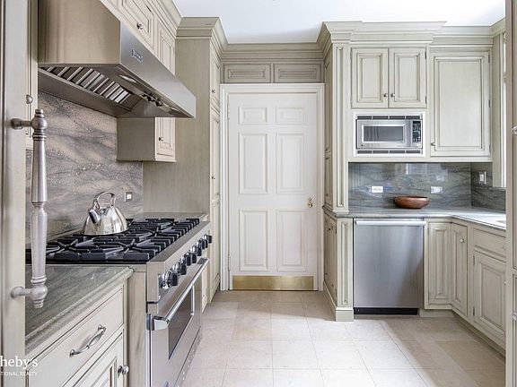 3rd image of 132 E 72nd St APT 8