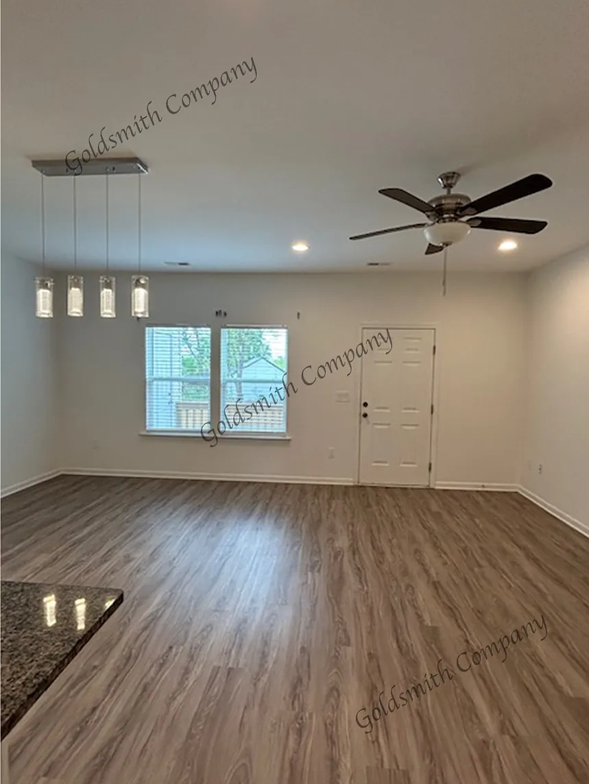 705 W Parker Rd — Photo 3