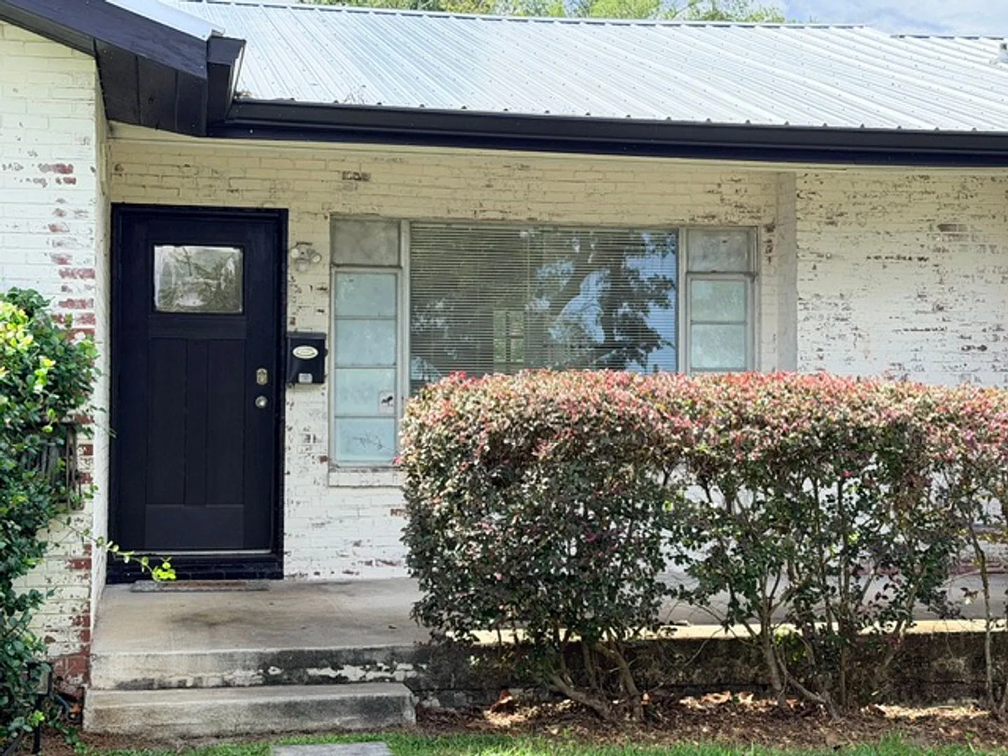 1 Bedroom 1 Bath Cottage — Photo 1