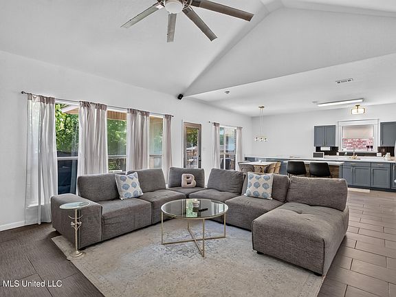 5th image of 10281 English Manor Dr