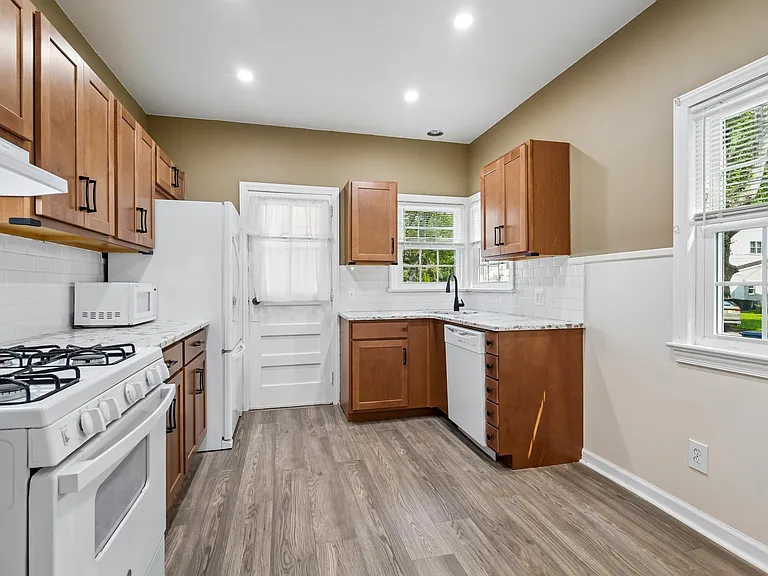 47 Rose Ave — Photo 3
