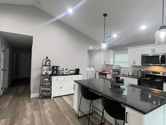 3rd image of 602 W 6th St