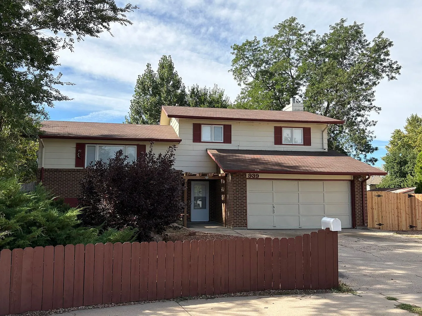 Huge Corner Lot Backyard | 5 Bed 2.5 Bath 2 Car Garage — Photo 2
