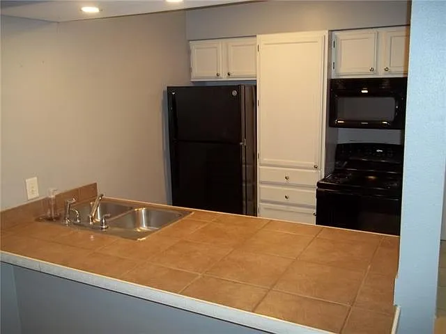 2 bed, 2.0 bath, 825 sqft, $1,200 — Photo 2