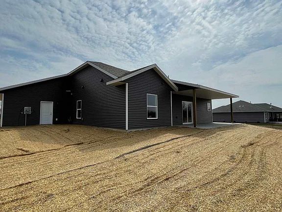 2nd image of 806 Oakwood Trl