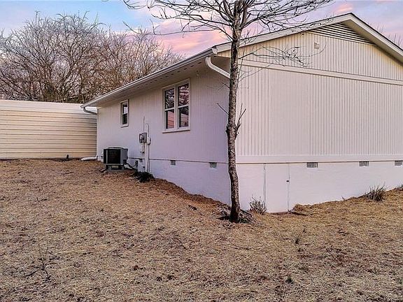 5th image of 452 Shannon View St