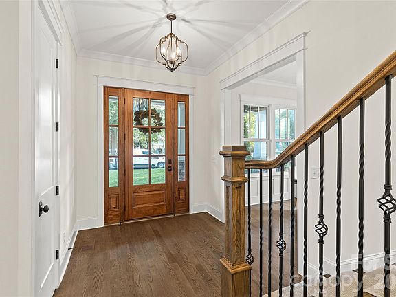 5th image of 2520 Laburnum Ave