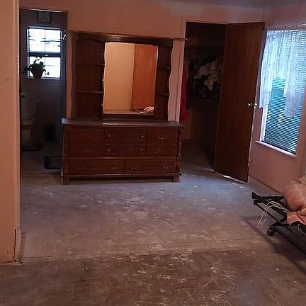 5th image of 905 E 4th St