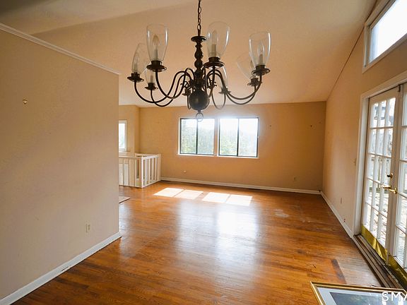 5th image of 215 Saxonwood Road