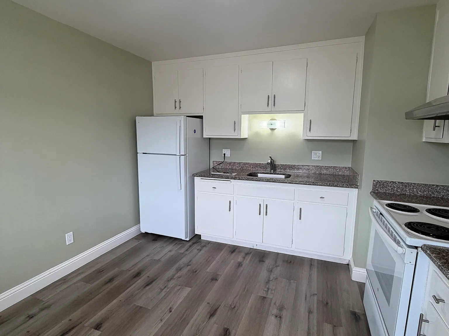 3 bed, 850 sqft, $3,200 — Photo 2