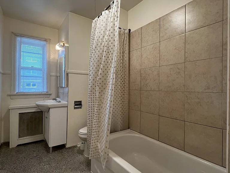 2231 Albert St — Photo 9