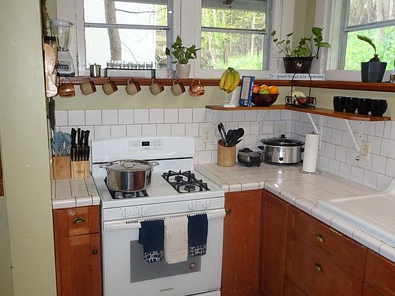Kitchen - Gas Range/Crock Pot