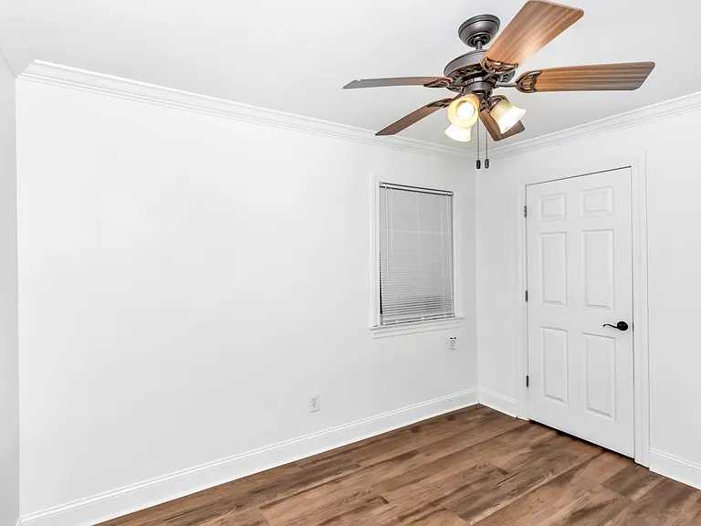 1401 McCullough Ave NE #8 — Photo 5