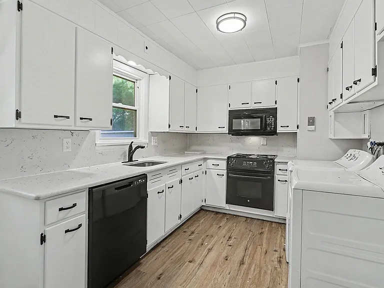7610 Grove Ave — Photo 4