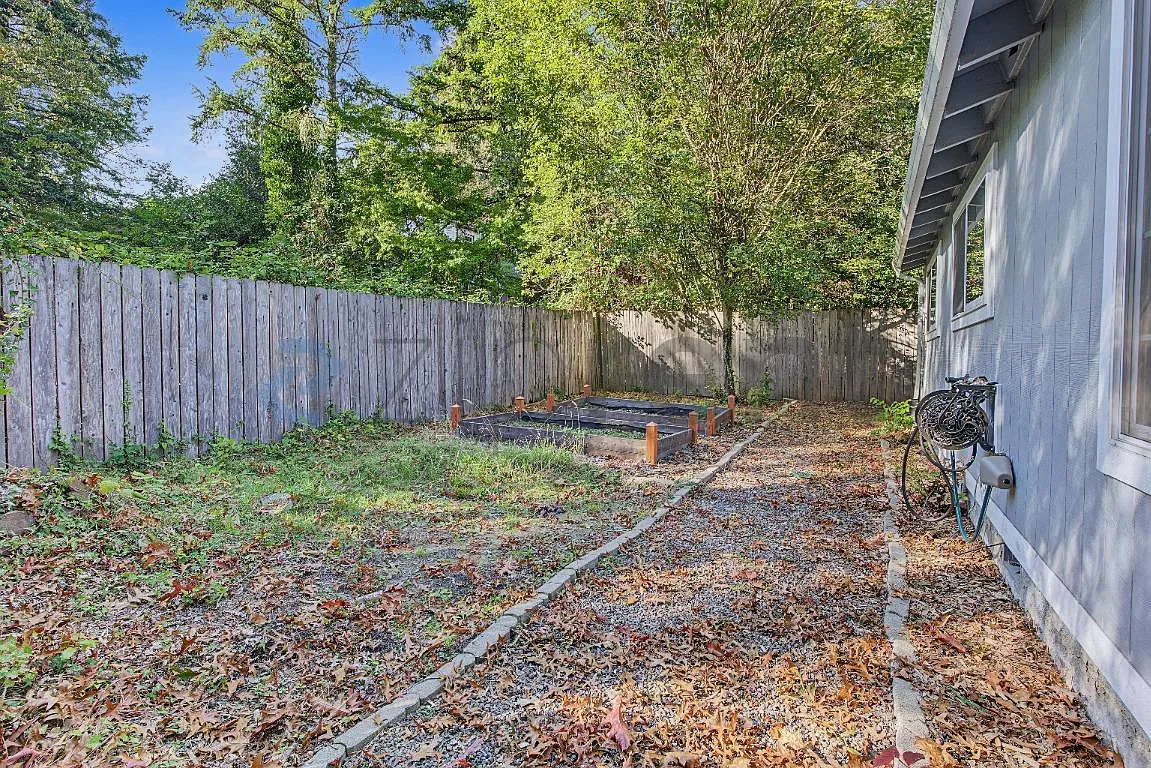 3 bed, 1050 sqft, $2,500 — Photo 4
