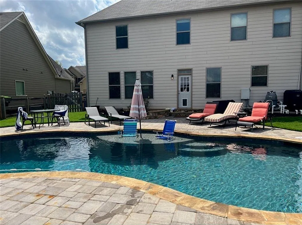 4 bed, 2.5 bath, 2434 sqft, $3,300 — Photo 3
