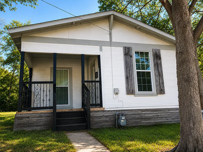 1218 W Crawford St — Photo 1