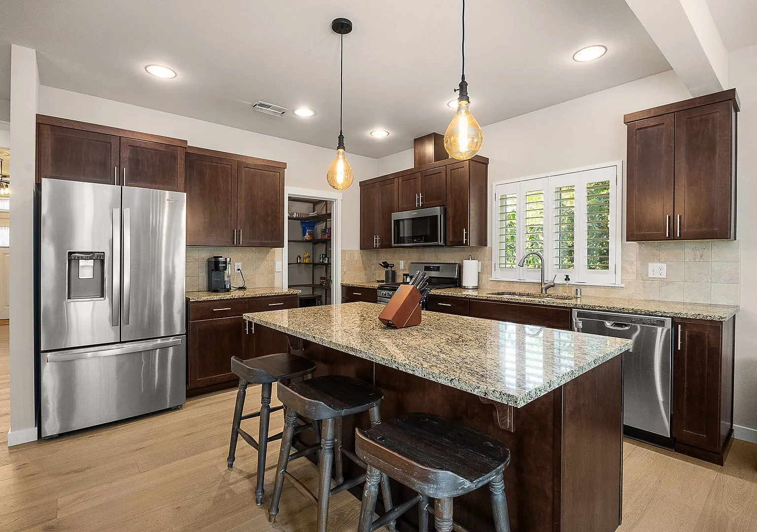 Stunning 4 Bedroom 2.5 Bathroom Home in Quiet Area of Lynnwood! — Photo 3