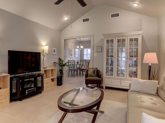 3rd image of 913 Gary Dr