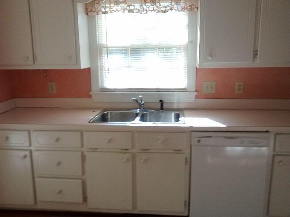 3rd image of 112 Squire Dr